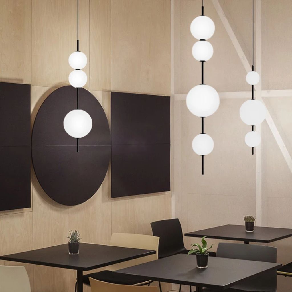 Lustre com pérolas de vidro branco de designer italiano