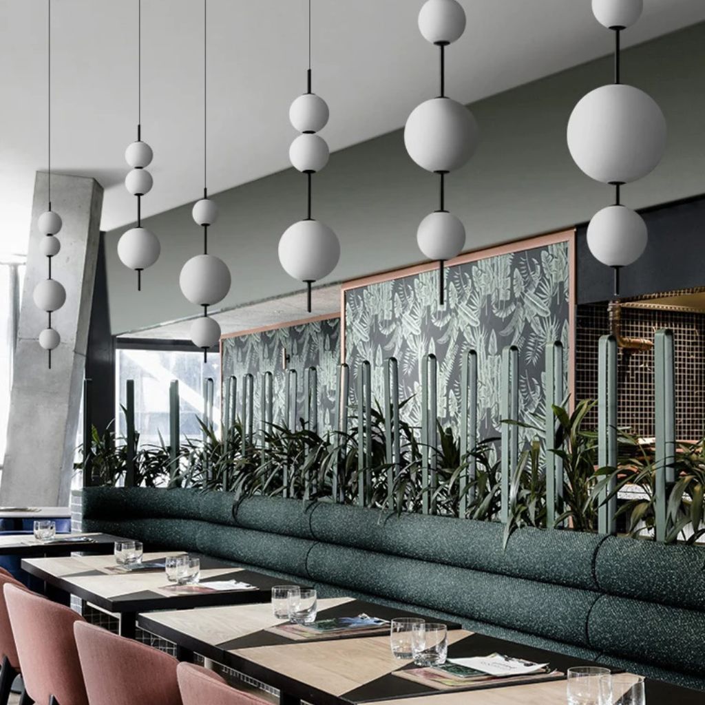 Lustre com pérolas de vidro branco de designer italiano
