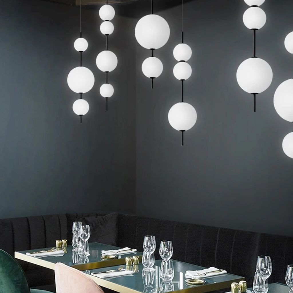 Lustre com pérolas de vidro branco de designer italiano
