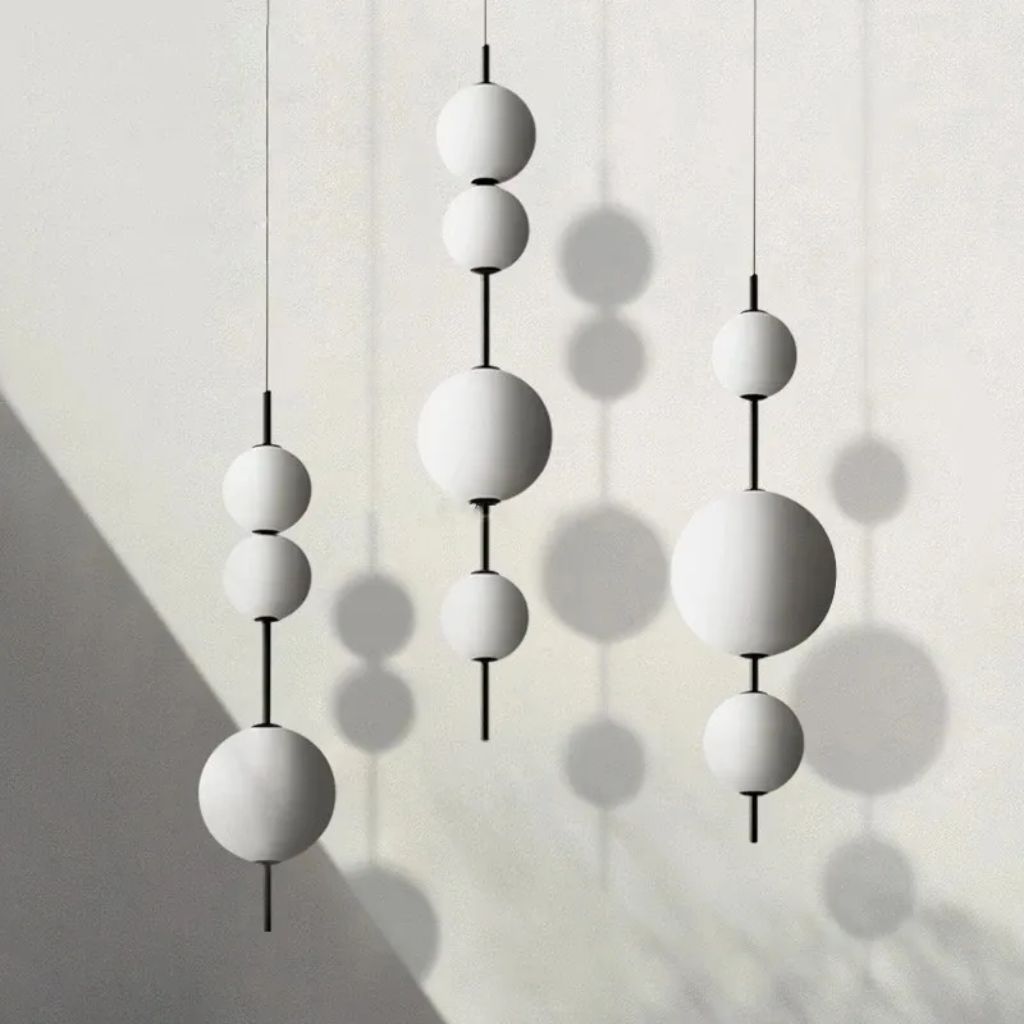 Lustre com pérolas de vidro branco de designer italiano