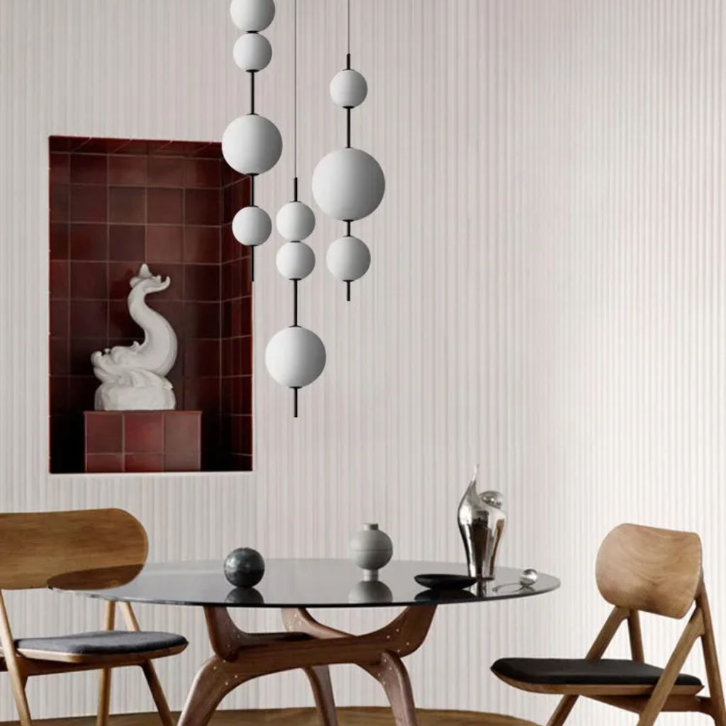 Lustre com pérolas de vidro branco de designer italiano
