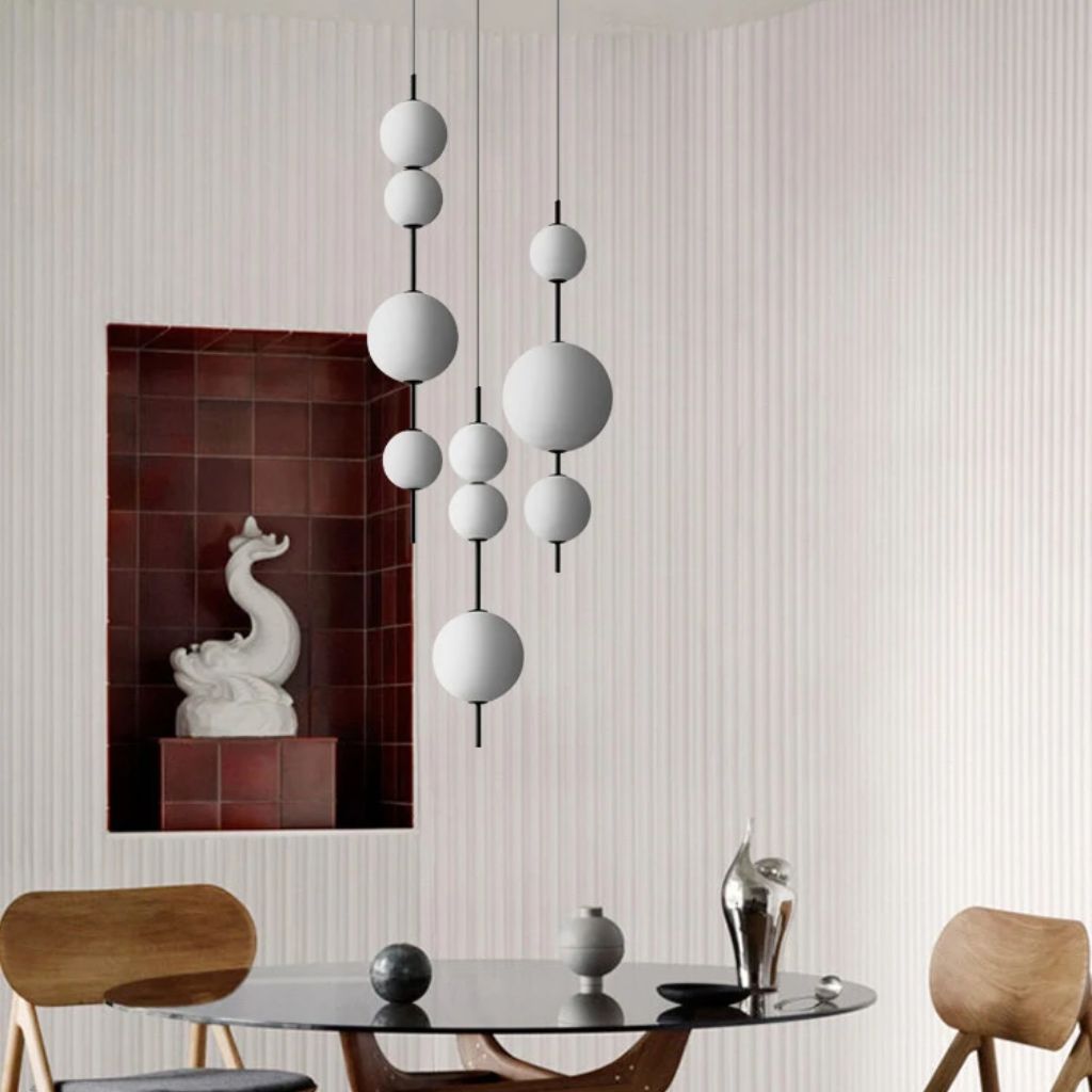 Lustre com pérolas de vidro branco de designer italiano