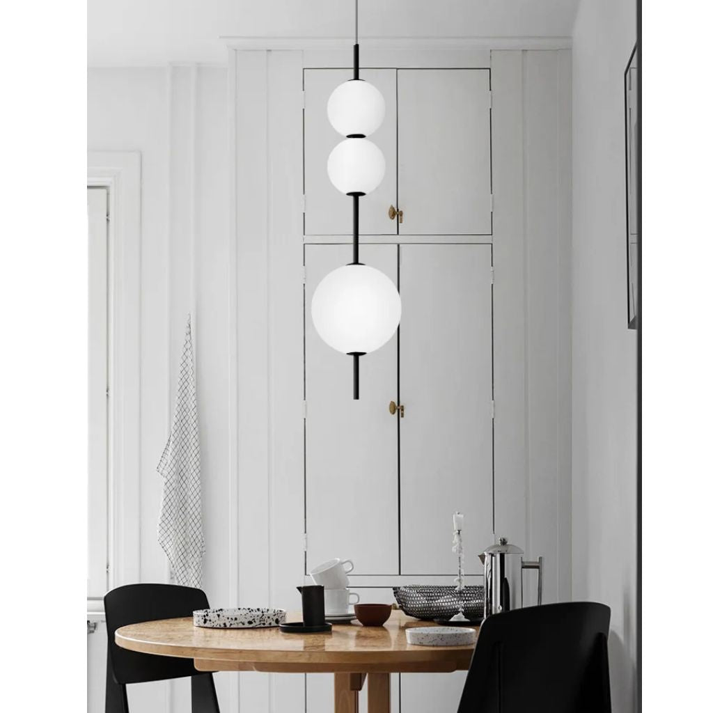 Lustre com pérolas de vidro branco de designer italiano