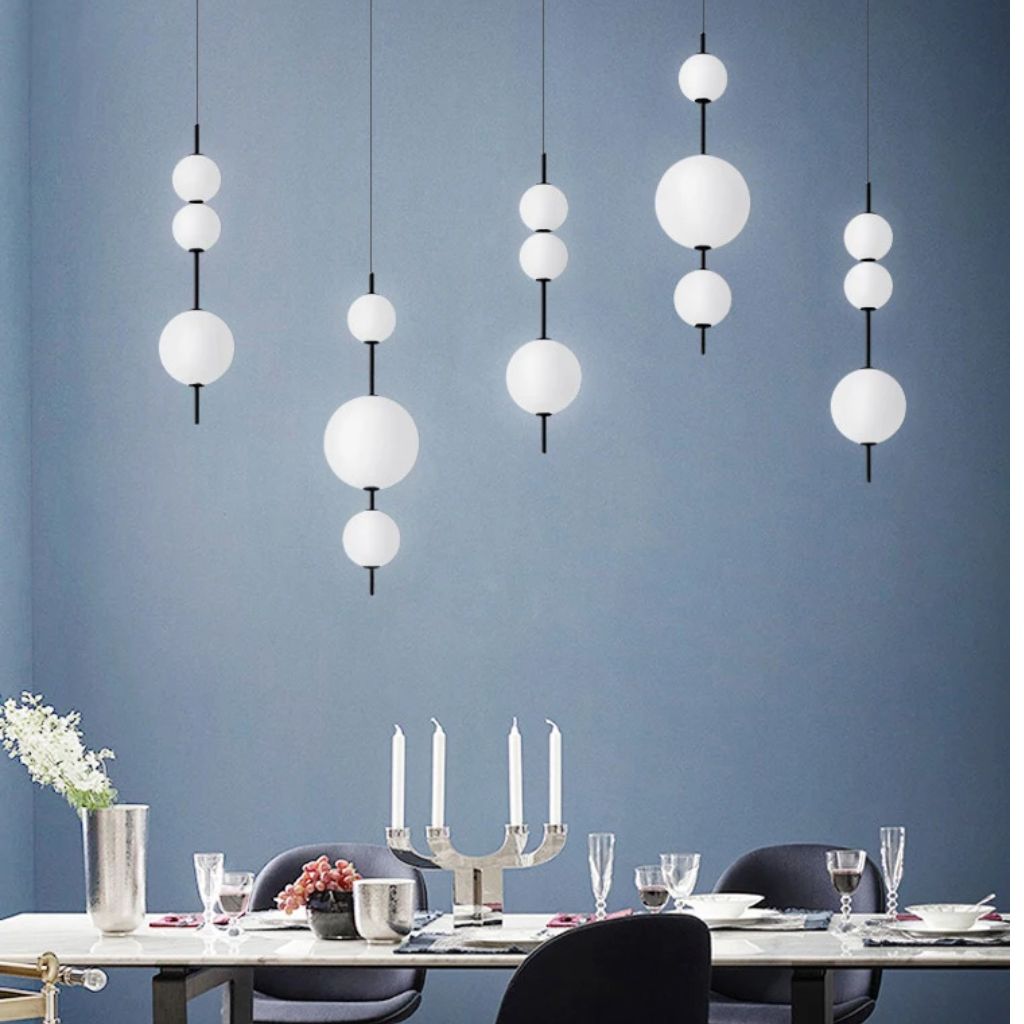 Lustre com pérolas de vidro branco de designer italiano